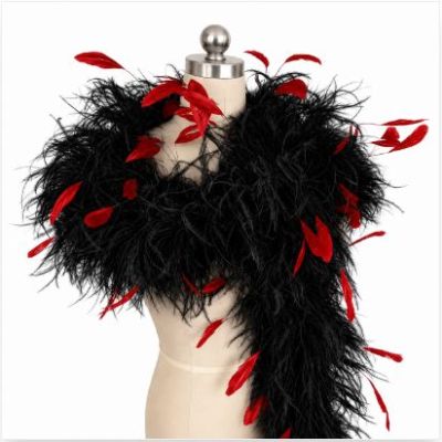 Kód: 39691 A kakas toll véggel díszített strucc boa az egyik legexkluzívabb, legdrámaibb hatású kiegészítő, amely egyesíti a strucctollak lágy, légies volumenét a kakastollak tartásával, fényével és elegáns végződésével. Ez a kombináció különösen népszerű a prémium minőségű fellépőruháknál, a revükben, a haute couture divatban és a különleges alkalmi dekorációkban